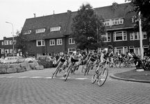 127115 Afbeelding van de wielerwedstrijd De Ronde van Zuilen op de Burgemeester Van Tuyllkade te Utrecht.